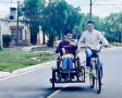 Vecino de Canelones creó bicicleta con sidecar y silla de ruedas