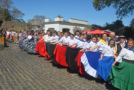 El Periconazo Oriental: más de 70 parejas en la Plaza Mayor engalaron con colorido y tradición la danza de la Patria Vieja
