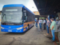 Transporte en Salto: bus eléctrico operativo y empresa suspendió viajes por estado de caminos