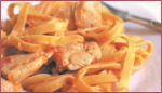 Tagliatelle o cintas con pollo y salsa