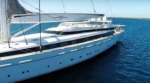 Llegó a la bahía de Maldonado el velero de un solo mástil más grande del mundo